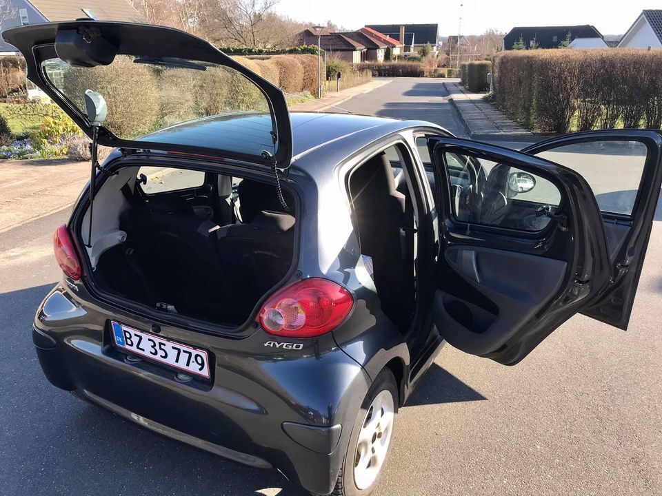 Grå Toyota Aygo fra 2007