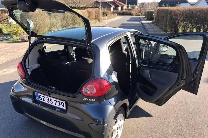 Grå Toyota Aygo fra 2007