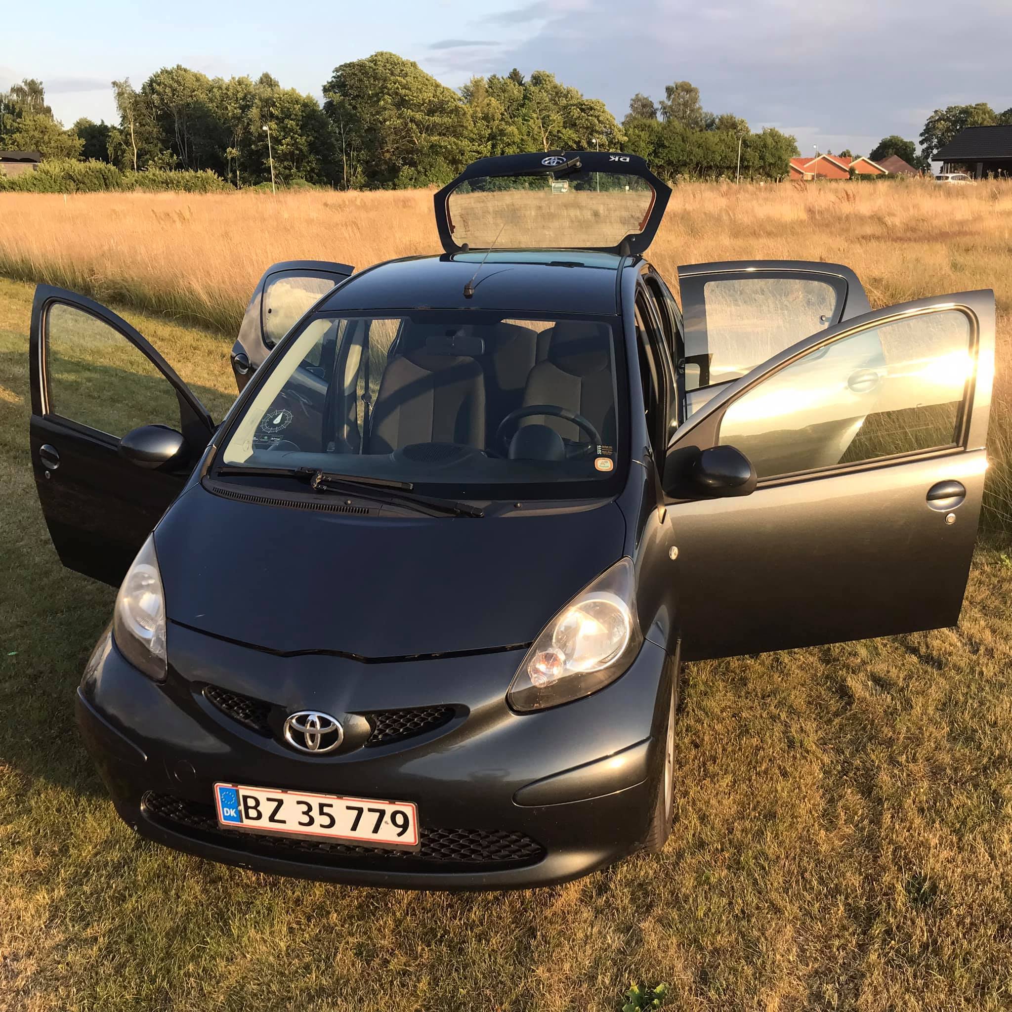 Grå Toyota Aygo fra 2007