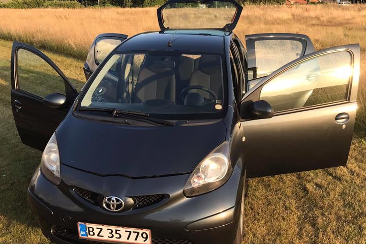 Grå Toyota Aygo fra 2007