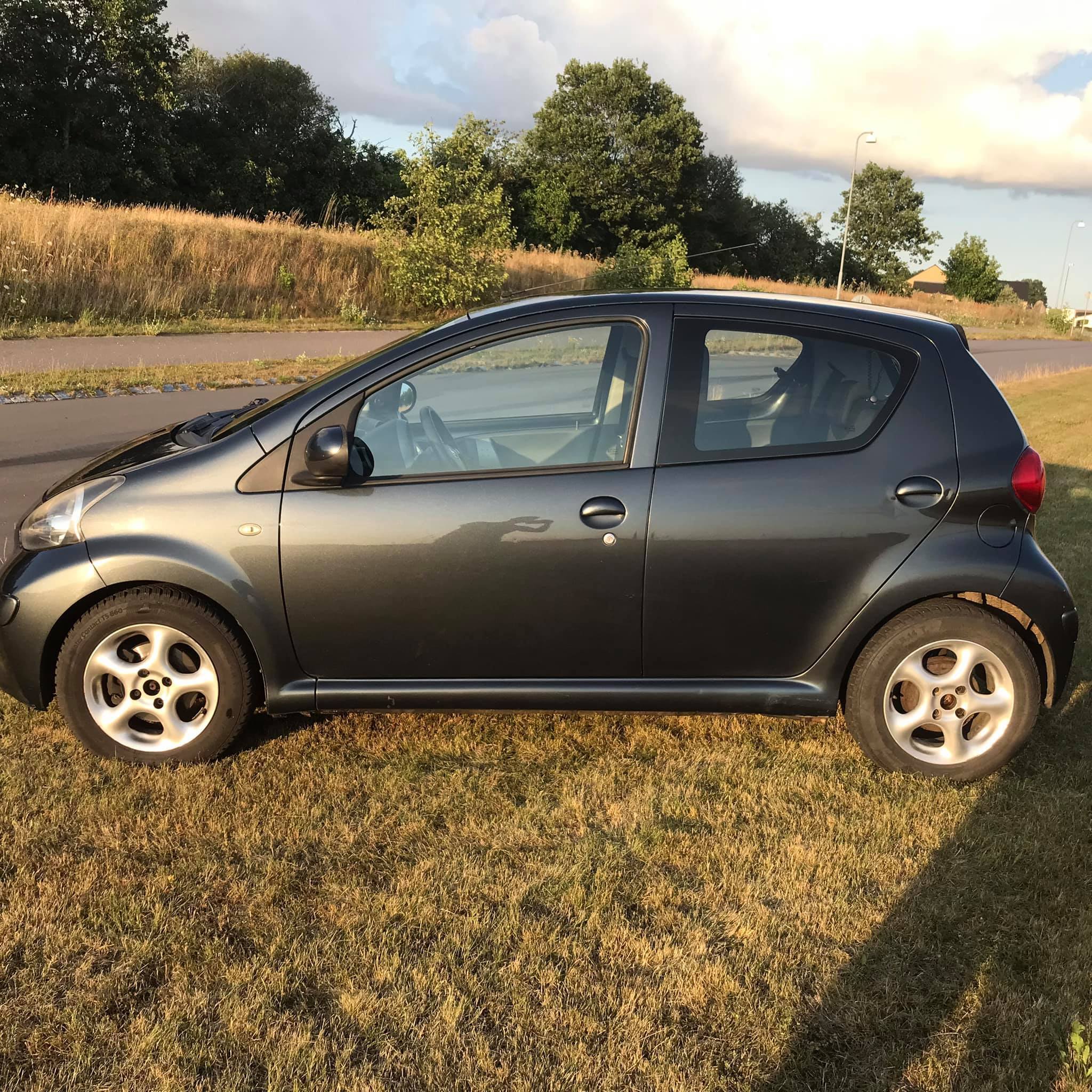 Grå Toyota Aygo fra 2007