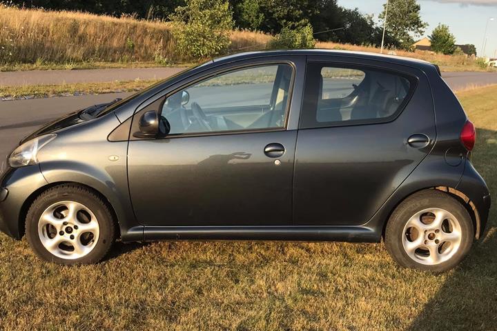 Grå Toyota Aygo fra 2007