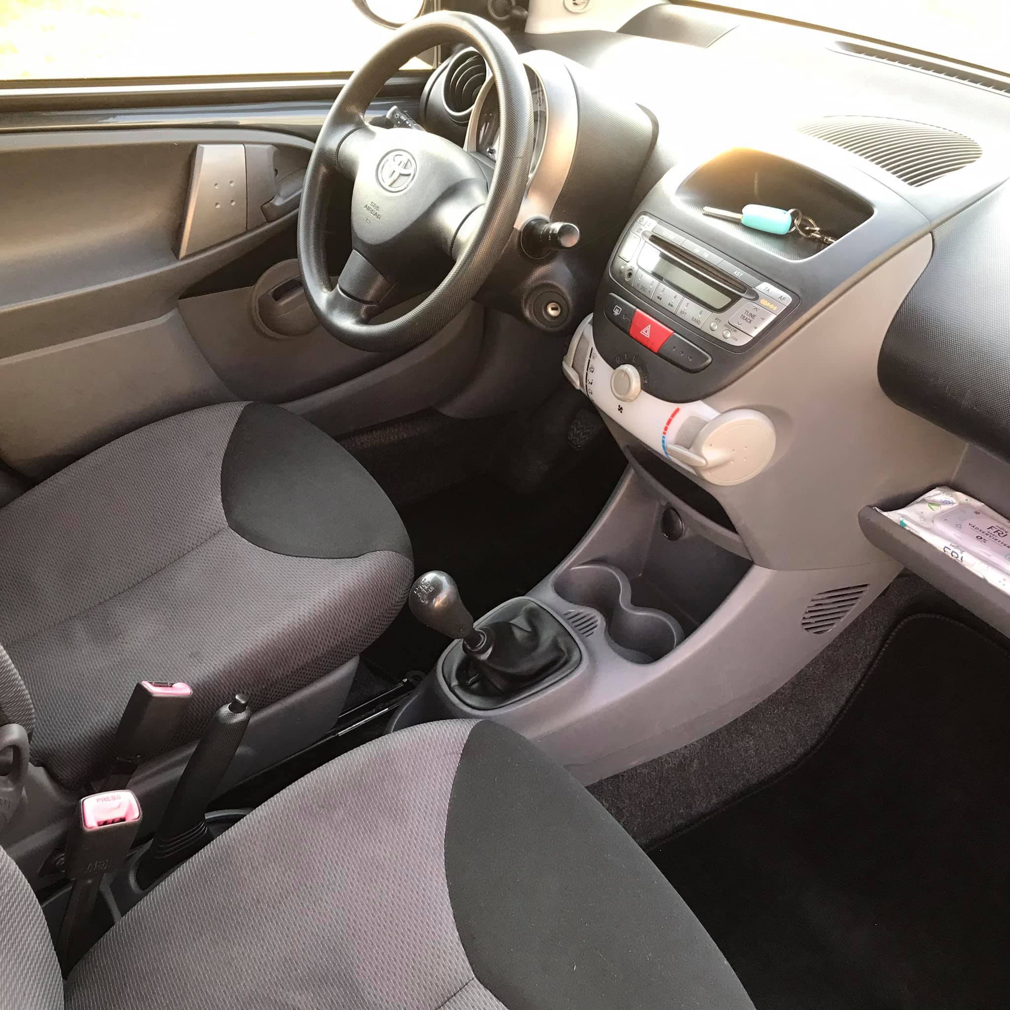 Grå Toyota Aygo fra 2007