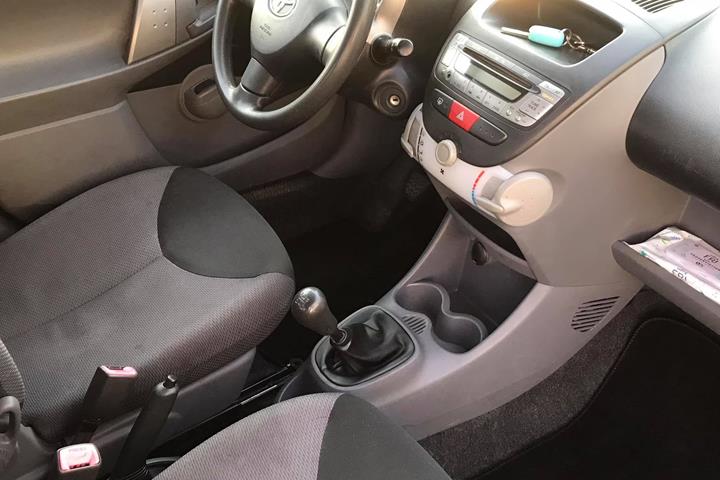 Grå Toyota Aygo fra 2007