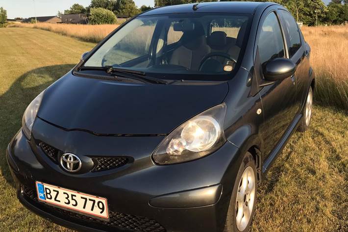 Grå Toyota Aygo fra 2007