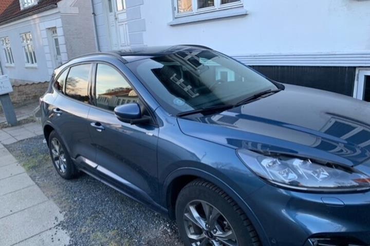 Blå Ford Kuga fra 2020