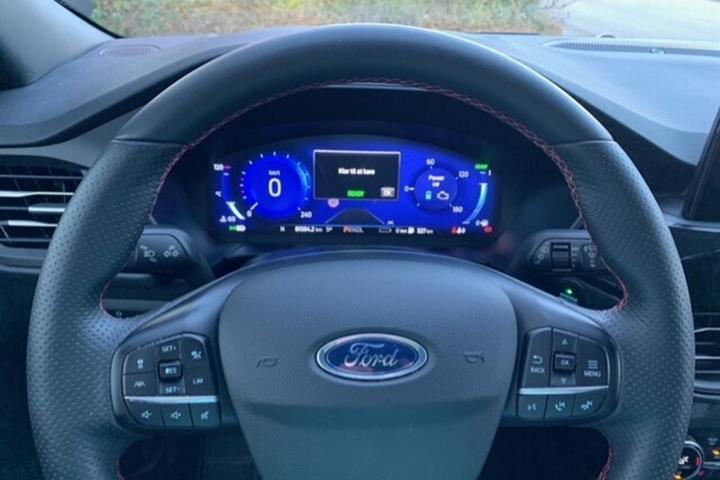 Blå Ford Kuga fra 2020