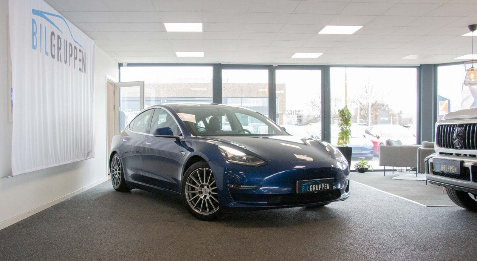Blå Tesla Model 3 fra 2020