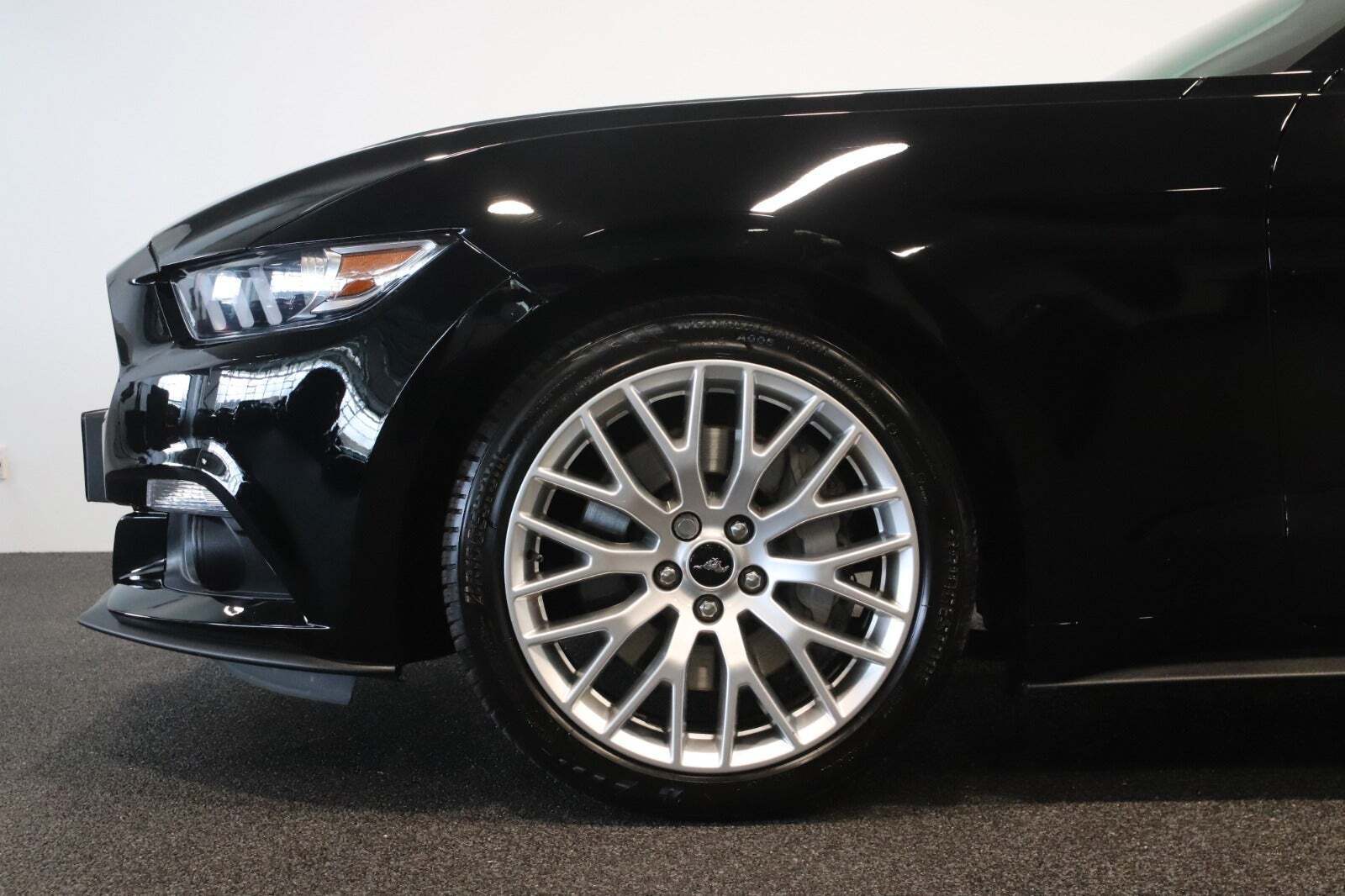 Sort Ford Mustang fra 2015 set udefra