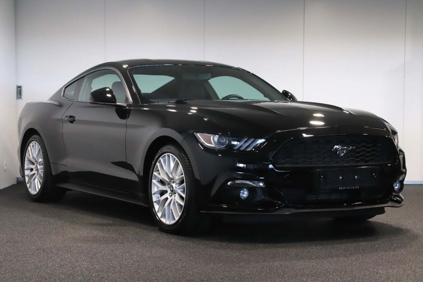 Sort Ford Mustang fra 2015 set udefra