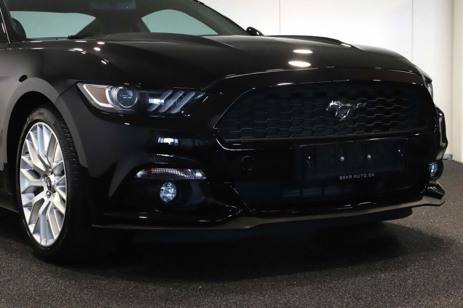 Sort Ford Mustang fra 2015 set udefra