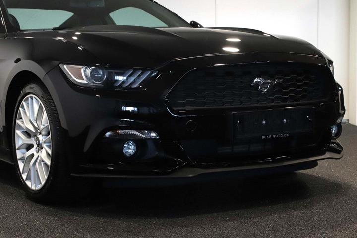 Sort Ford Mustang fra 2015 set udefra