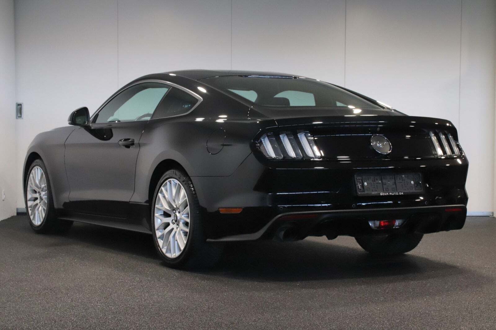 Sort Ford Mustang fra 2015 set udefra