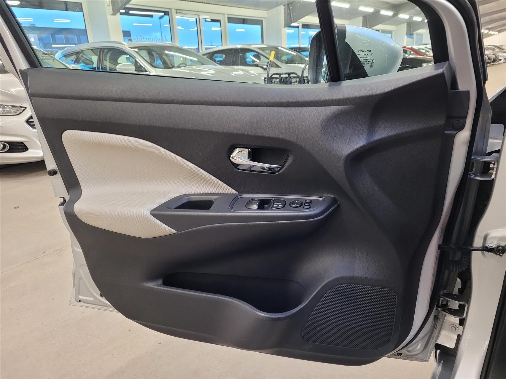 Sølv Nissan Micra fra 2018