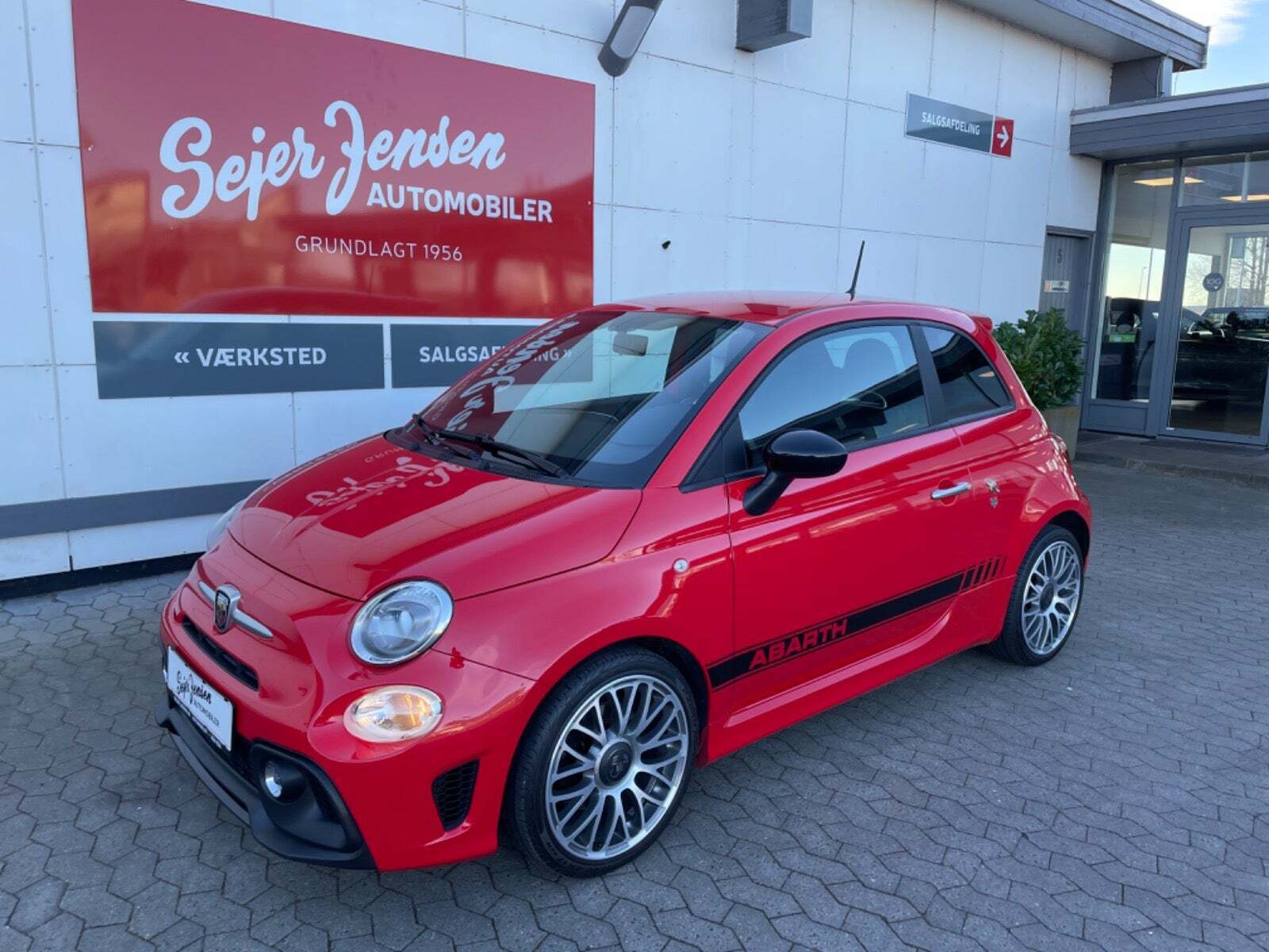 Rød Abarth 595 fra 2018