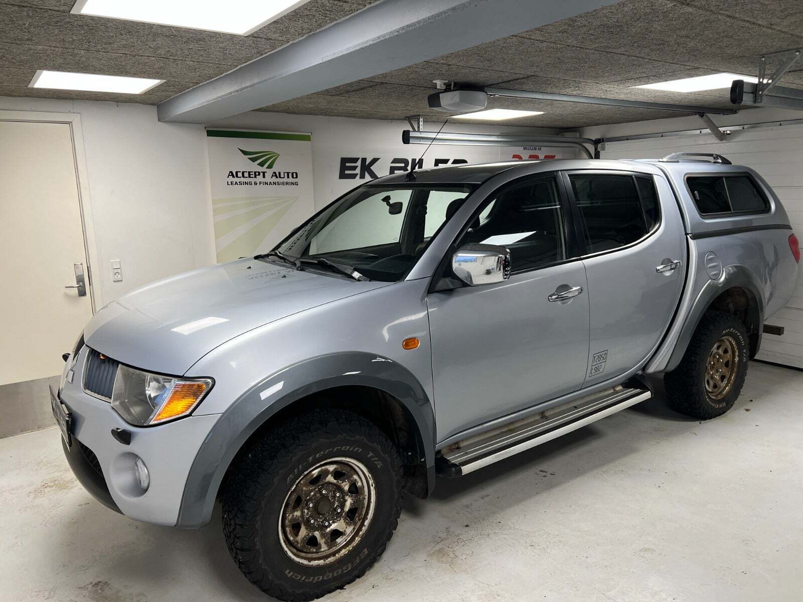 Grå Mitsubishi L200 fra 2009