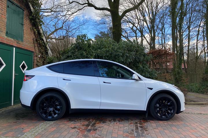Hvid Tesla Model Y fra 2022