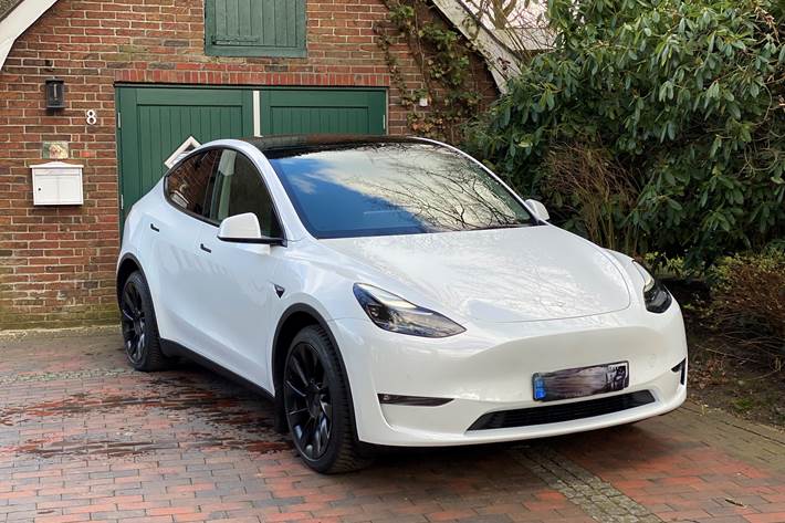 Hvid Tesla Model Y fra 2022