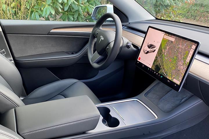 Hvid Tesla Model Y fra 2022