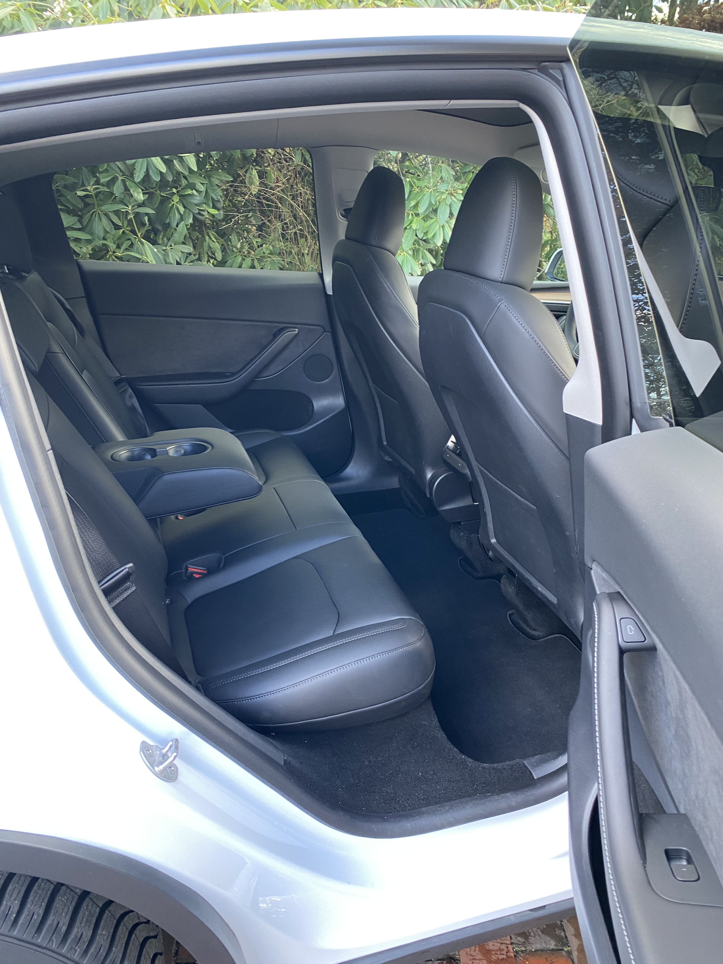 Hvid Tesla Model Y fra 2022