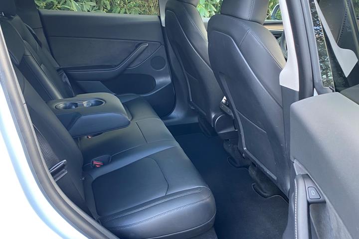 Hvid Tesla Model Y fra 2022