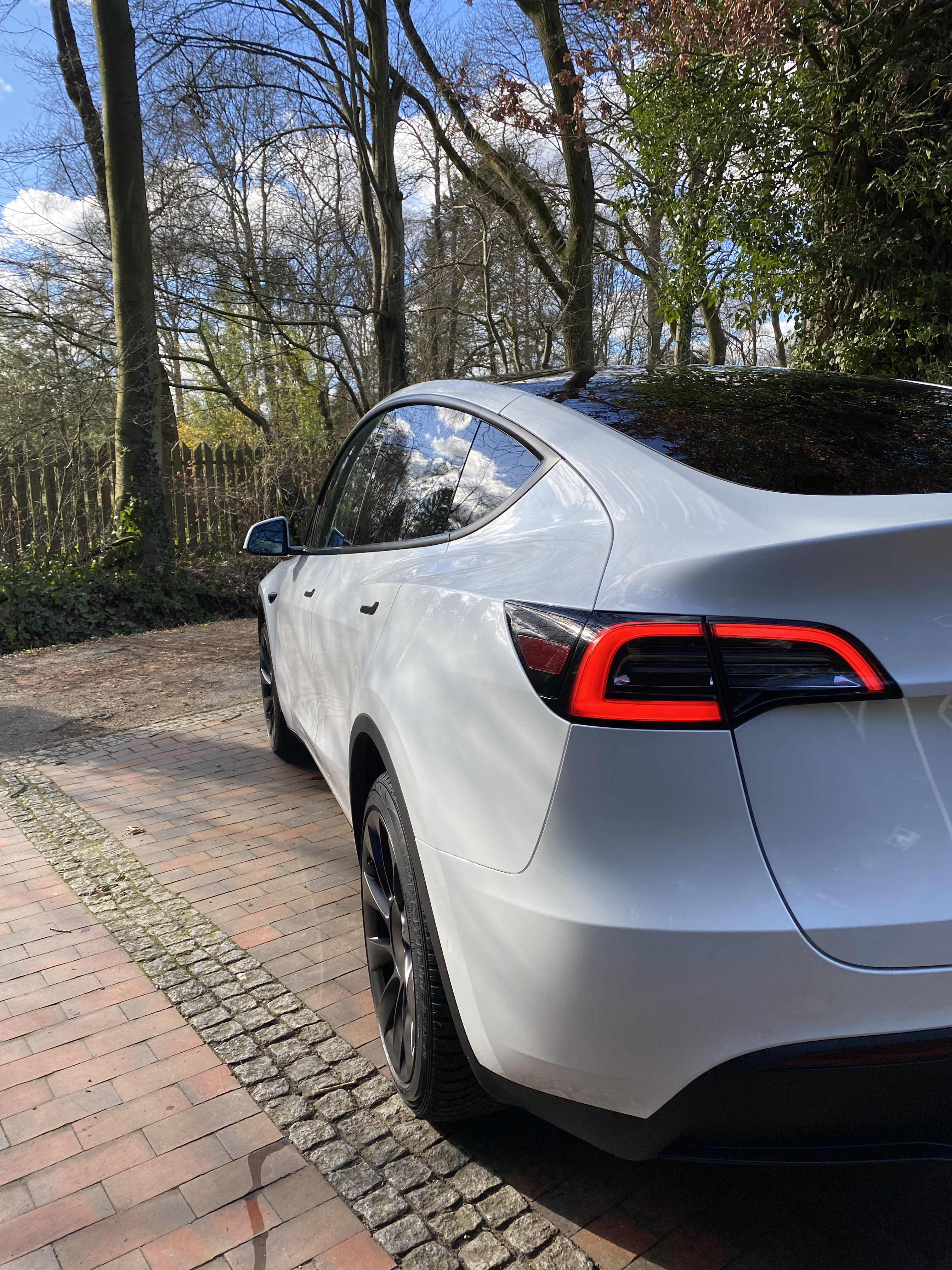 Hvid Tesla Model Y fra 2022