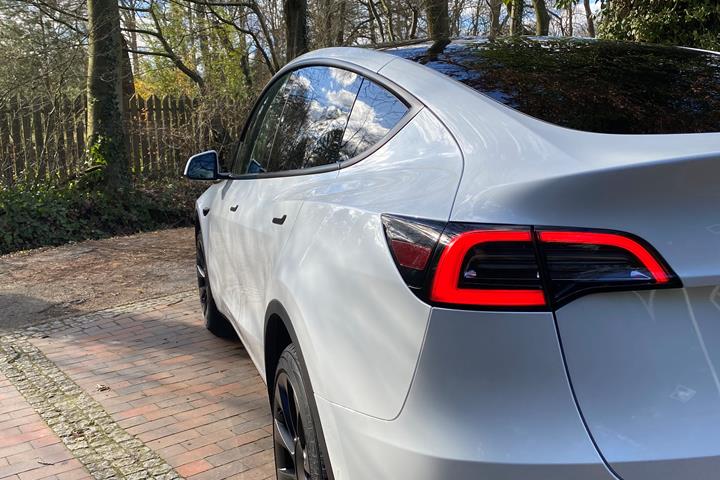 Hvid Tesla Model Y fra 2022