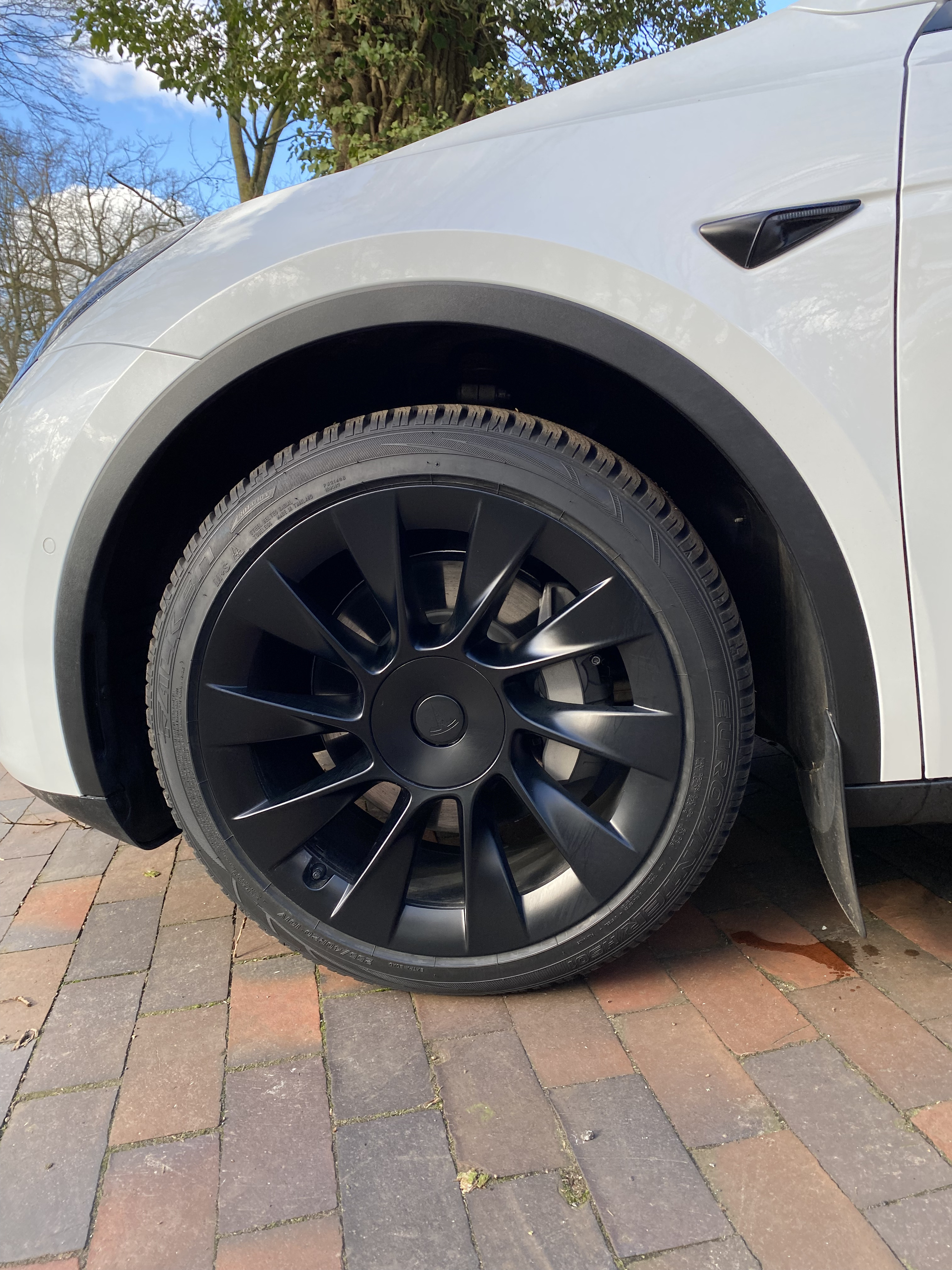 Hvid Tesla Model Y fra 2022