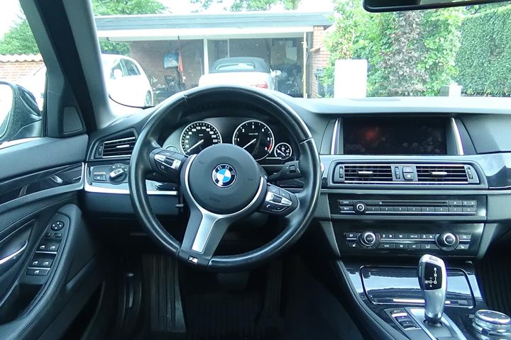 Sort BMW 525d fra 2015