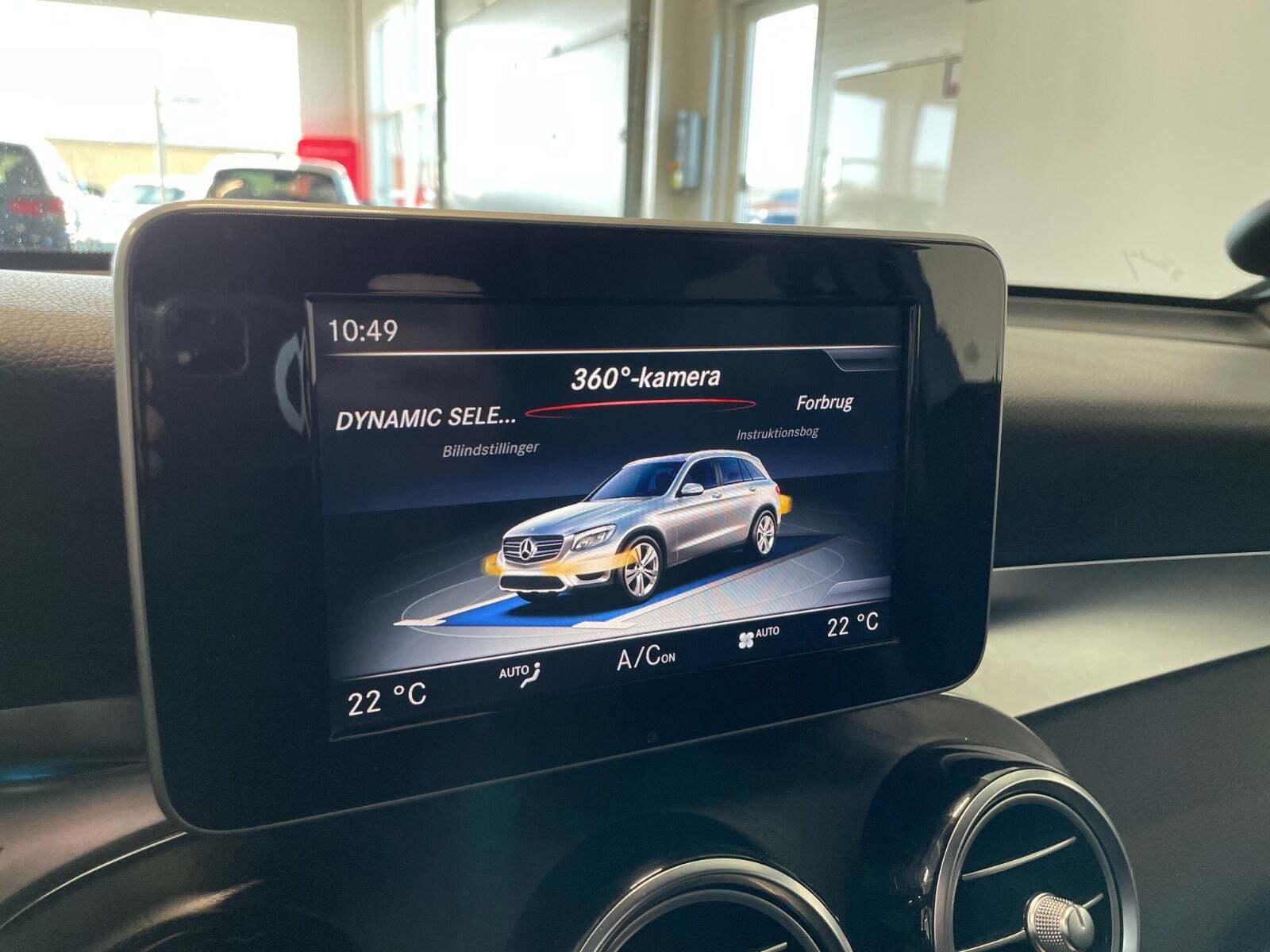 Blå Mercedes GLC350 d fra 2018