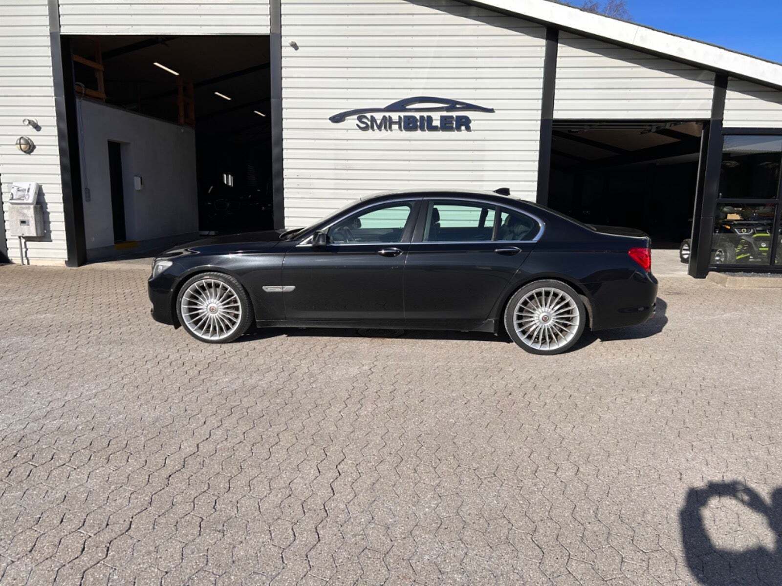 Sort BMW 750i fra 2009