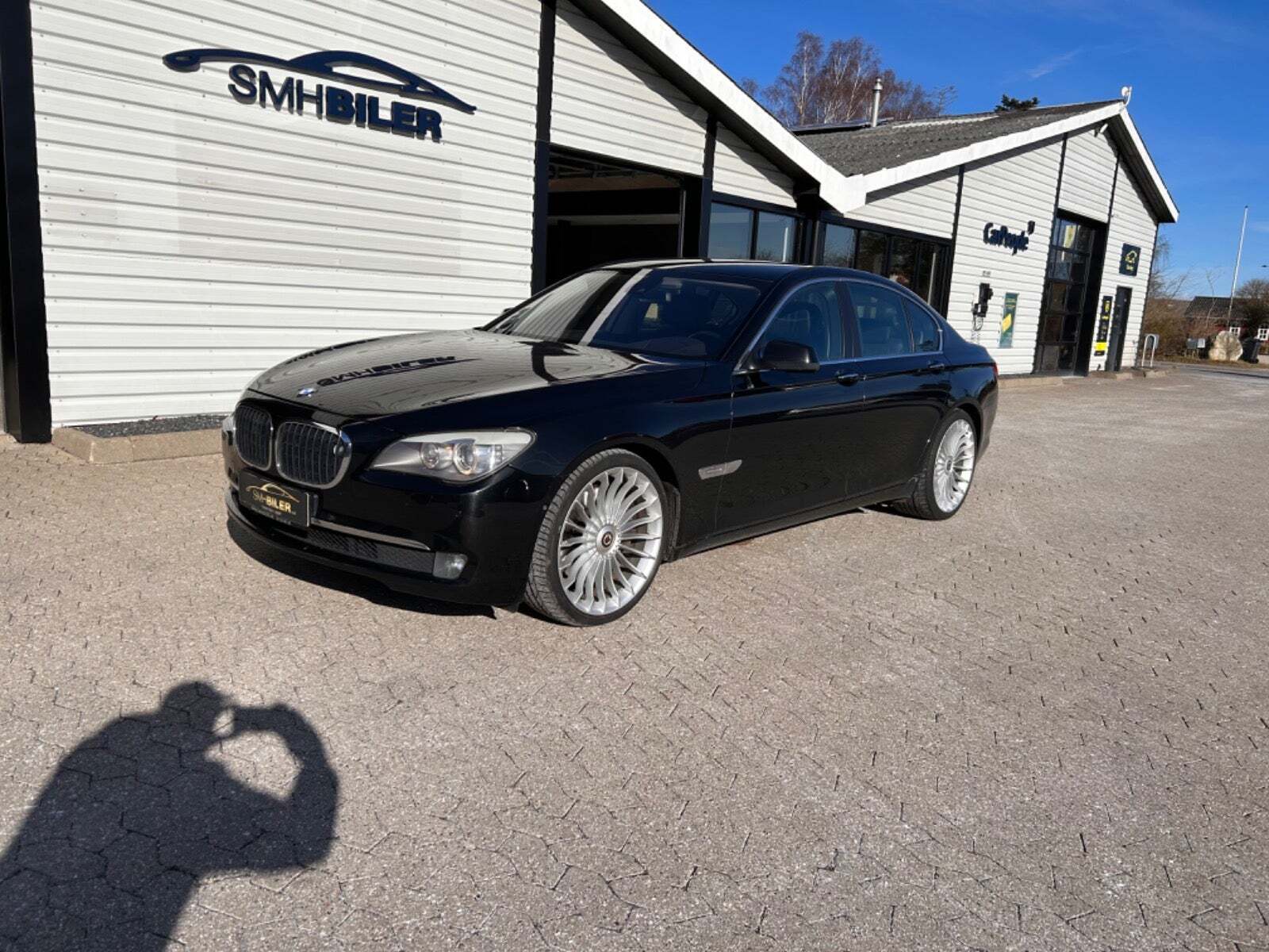 Sort BMW 750i fra 2009