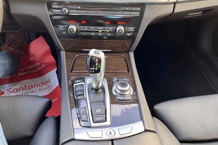 Sort BMW 750i fra 2009