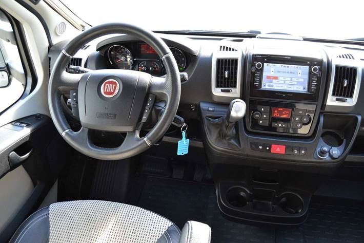 Gul LMC Explorer fra 2016