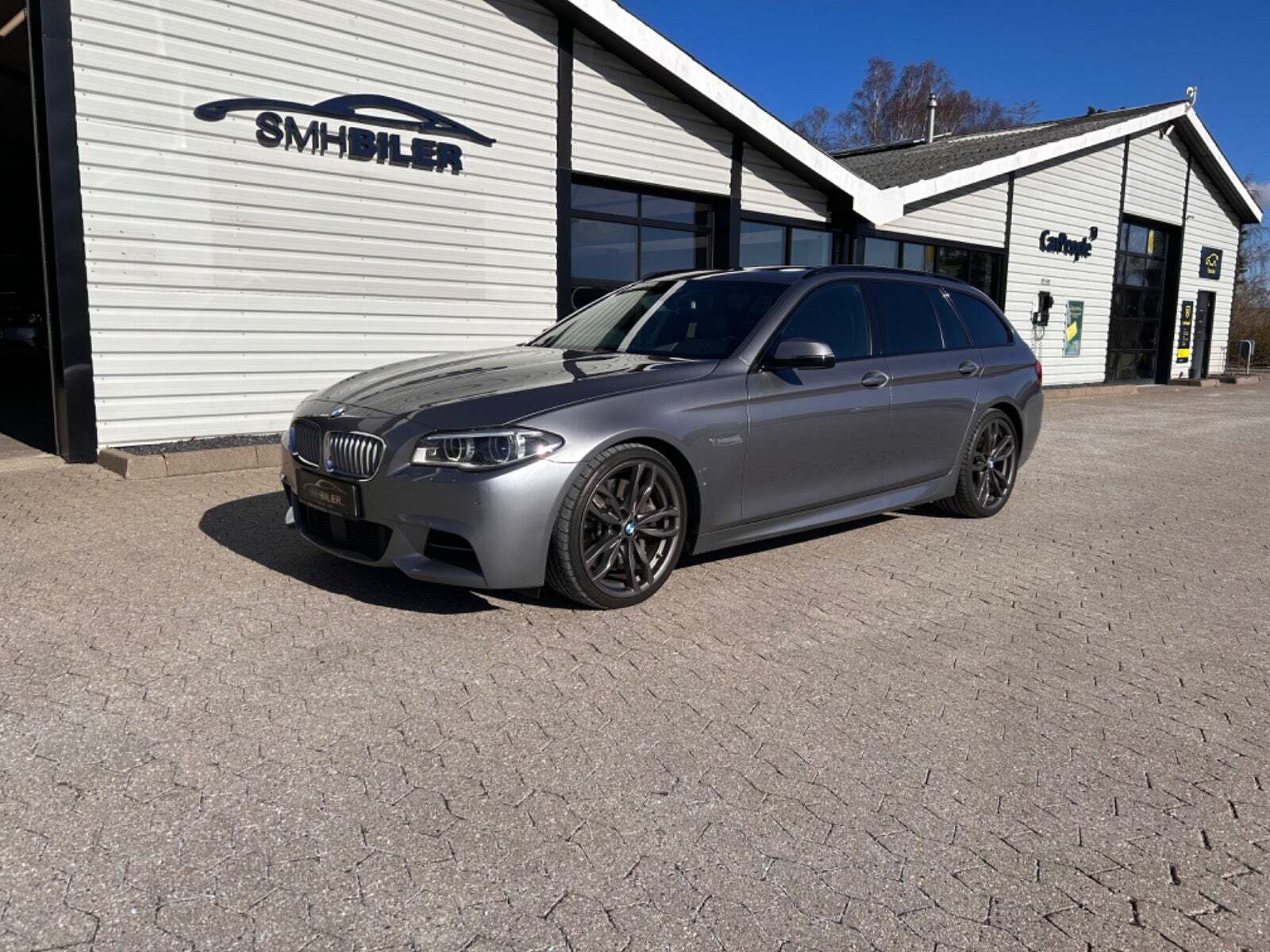 Grå BMW M550d fra 2015