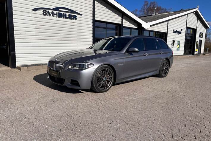 Grå BMW M550d fra 2015