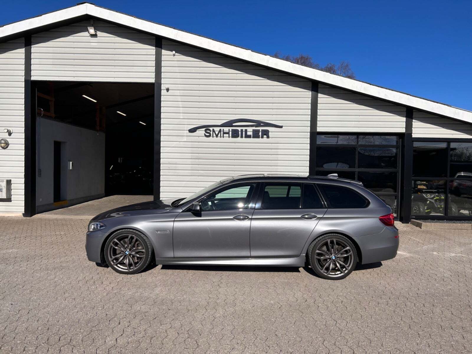 Grå BMW M550d fra 2015