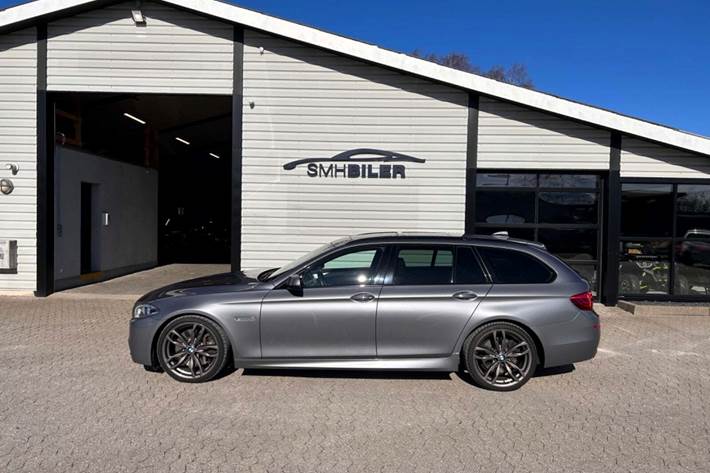 Grå BMW M550d fra 2015