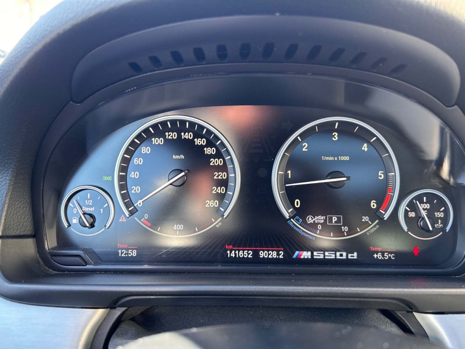 Grå BMW M550d fra 2015