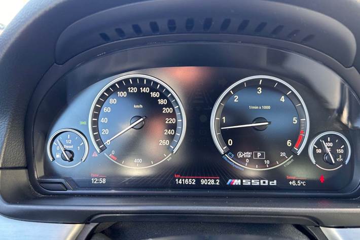 Grå BMW M550d fra 2015