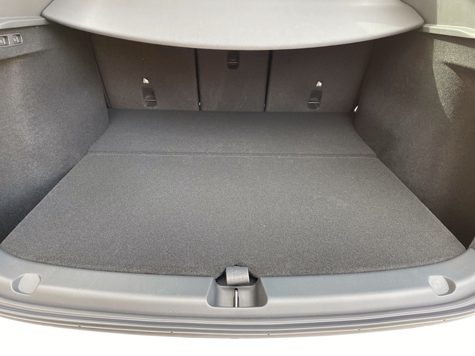 Hvid Tesla Model Y fra 2022