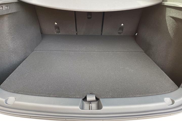Hvid Tesla Model Y fra 2022