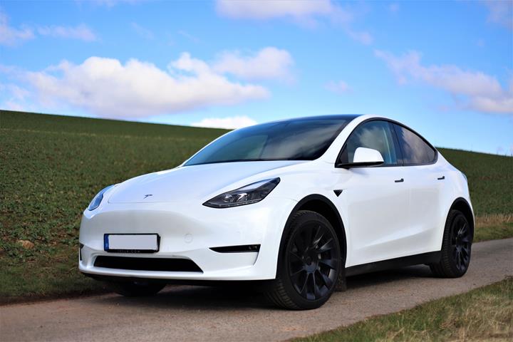 Hvid Tesla Model Y fra 2022
