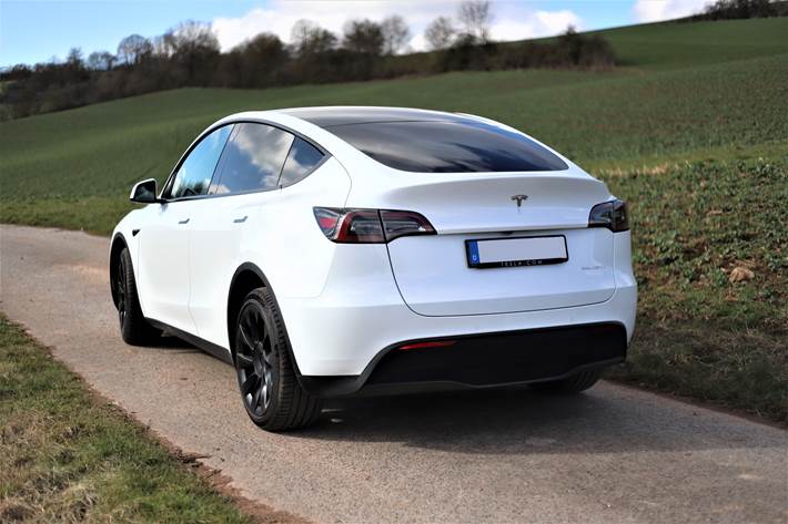 Hvid Tesla Model Y fra 2022