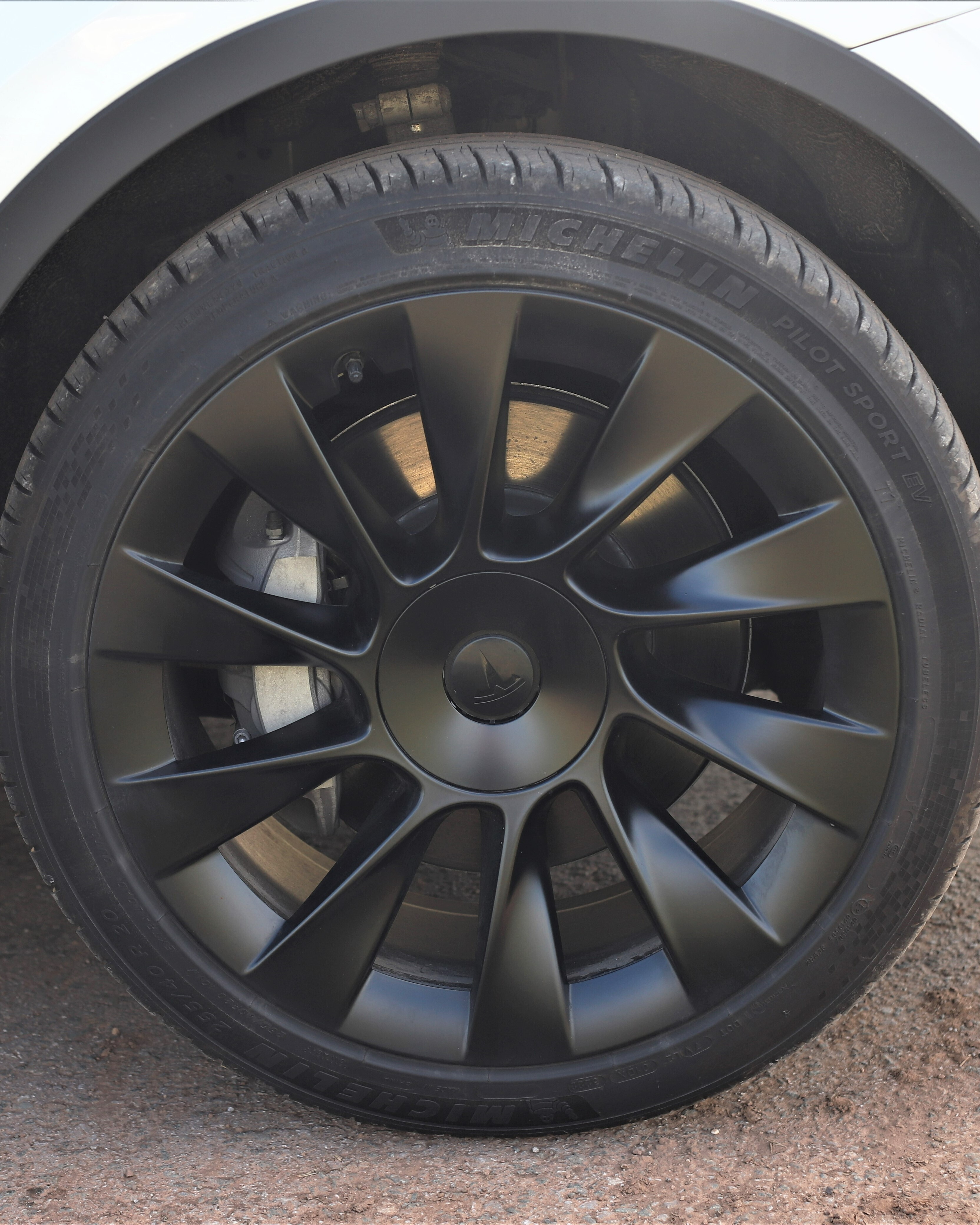 Hvid Tesla Model Y fra 2022