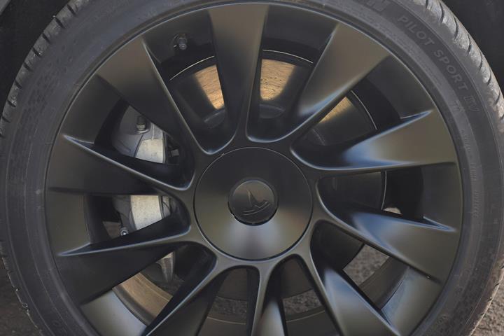Hvid Tesla Model Y fra 2022