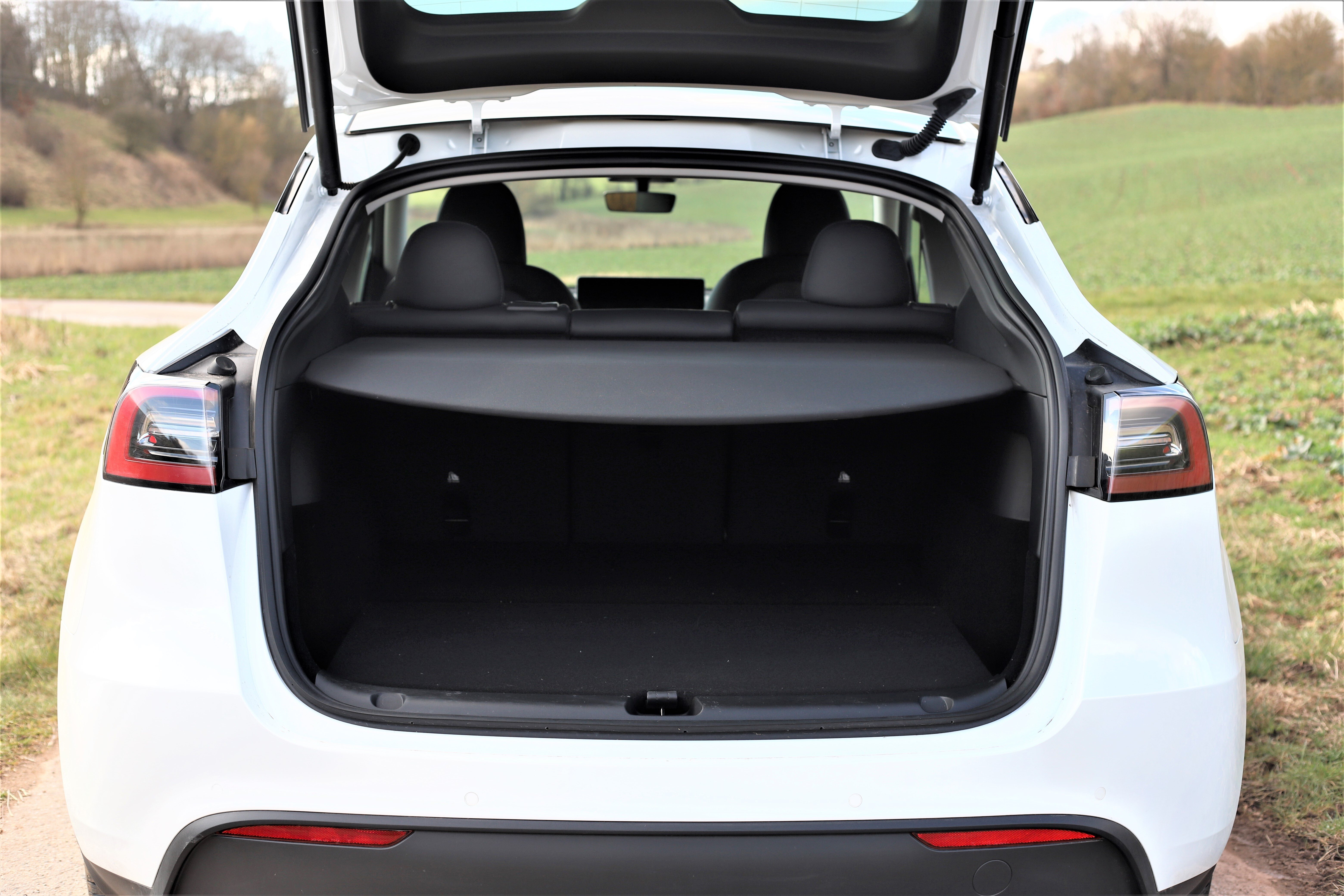 Hvid Tesla Model Y fra 2022