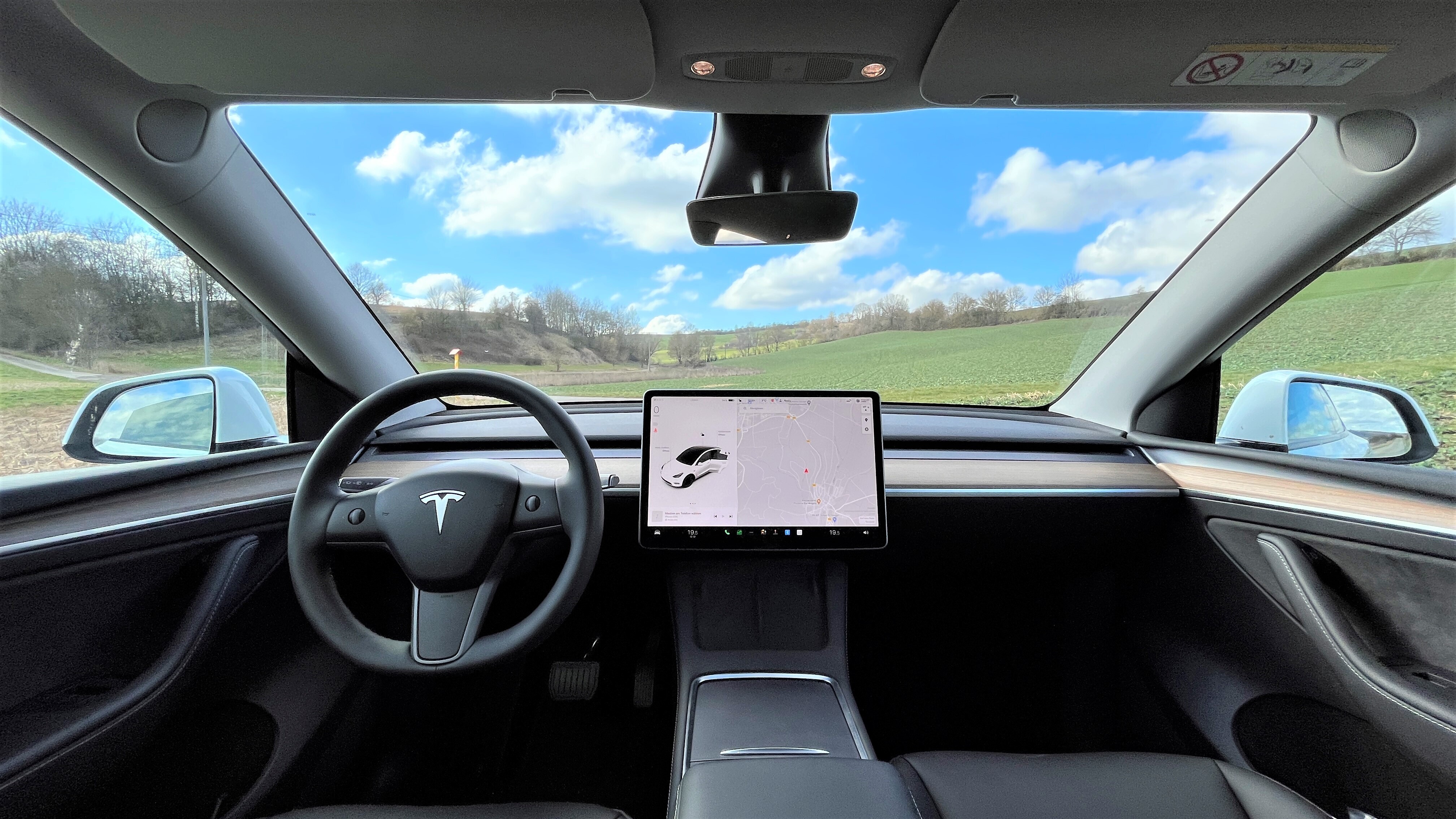 Hvid Tesla Model Y fra 2022