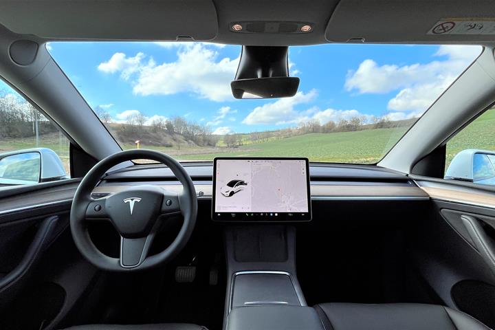 Hvid Tesla Model Y fra 2022