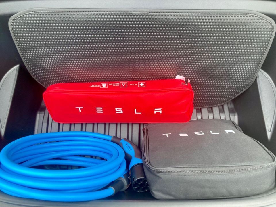 Hvid Tesla Model Y fra 2022